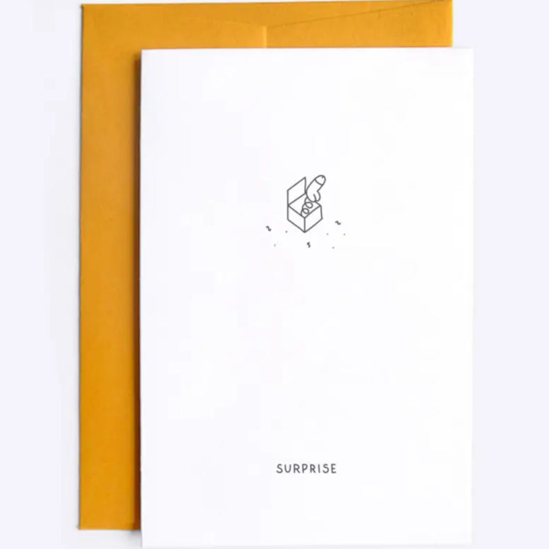Carte postale surprise avec dessin simple d’une boîte surprise et enveloppe jaune