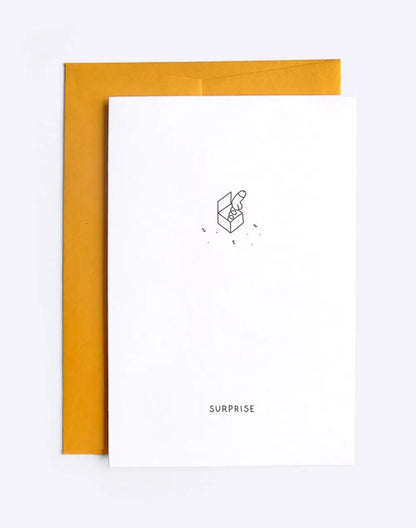 Carte postale surprise avec dessin boîte cadeau et enveloppe artisanale jaune