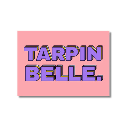Affiche rectangulaire rose Tarpin Belle en lettres violettes grasses