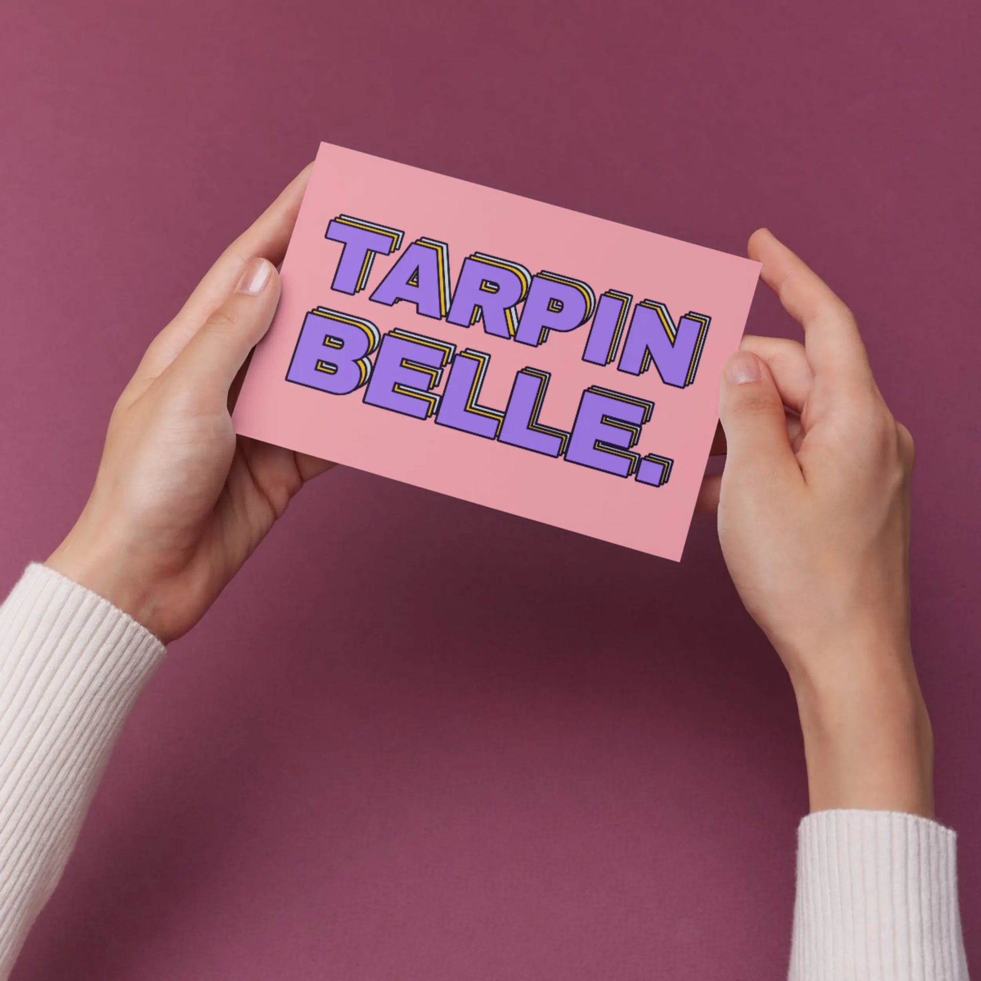 Carte postale Tarpin Belle : carte rose rectangulaire avec texte violet Tarpin belle