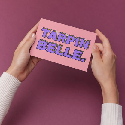 Carte postale Tarpin Belle : carte rose rectangulaire avec texte violet Tarpin belle