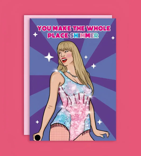 Carte postale Taylor Swift : femme blonde en body pailleté bleu rose moderne