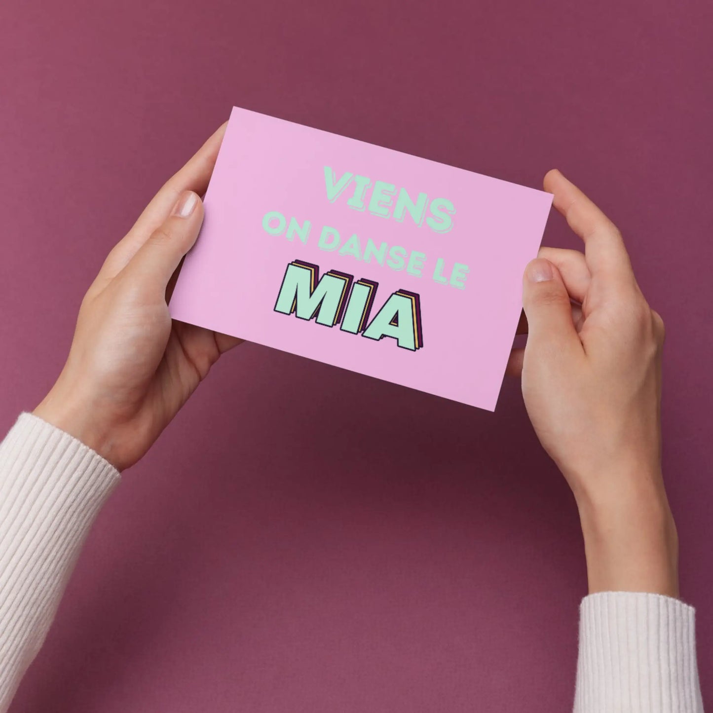 Carte postale Viens on danse le MIA en rose avec texte vert menthe c’est bonne idée