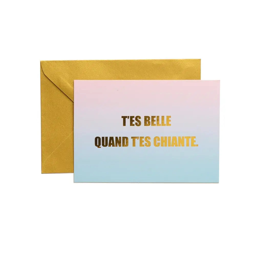 Carte postale élégante : enveloppe dorée et carte dégradé rose-bleu avec message personnalisé ’T’es belle quand t’es chiante