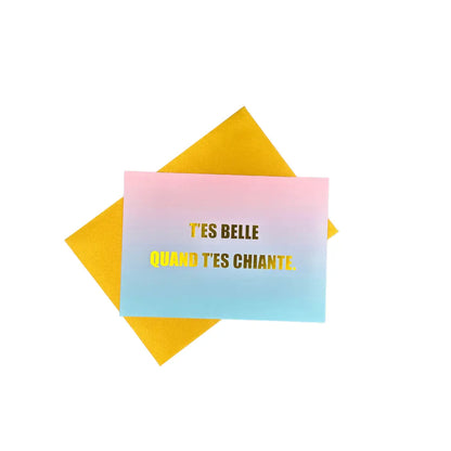 Carte postale élégante rose et bleu avec enveloppe jaune et message personnalisé t’es belle quand tu es chiante