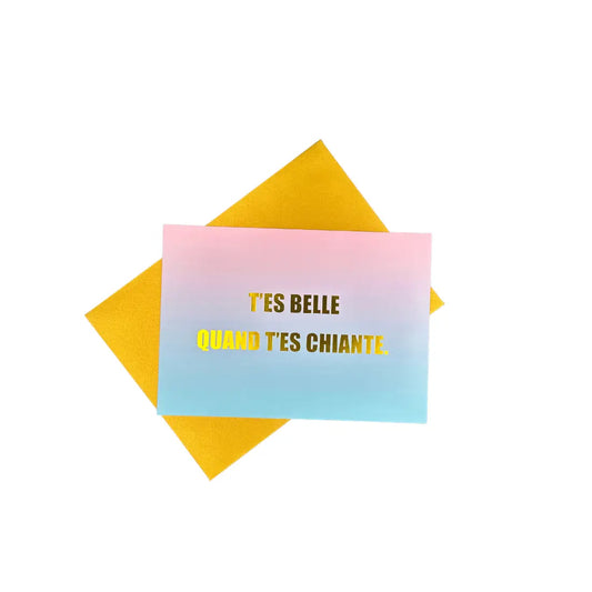 Carte postale élégante rose et bleu avec enveloppe jaune et message personnalisé t’es belle quand tu es chiante
