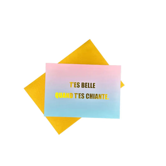 Carte t es belle quand tu es chiante avec un fond dégradé rose et bleu et une enveloppe jaune