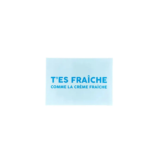 Sign rectangulaire bleu avec lettrage doré T’es fraiche comme la crème fraiche, touche d’élégance