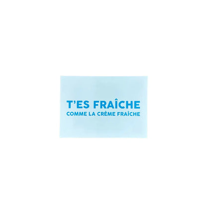 Pancarte bleue rectangulaire ’T’es fraîche comme la crème fraîche’ avec lettrage doré élégant