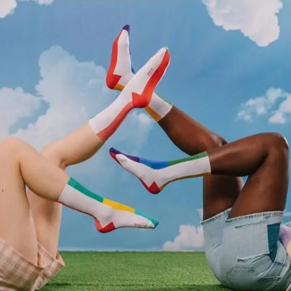 Deux paires de jambes en chaussettes arc-en-ciel pour une bonne humeur éclatante