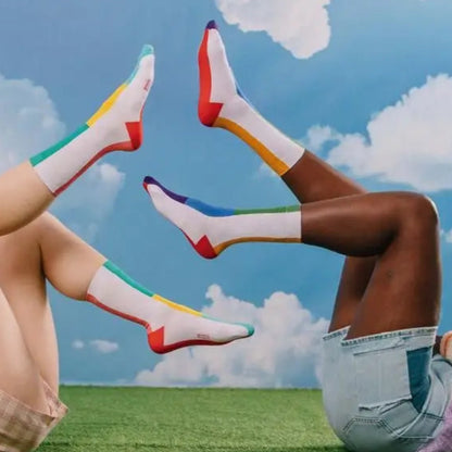 Deux paires de chaussettes arc-en-ciel avec couleurs éclatantes pour la bonne humeur