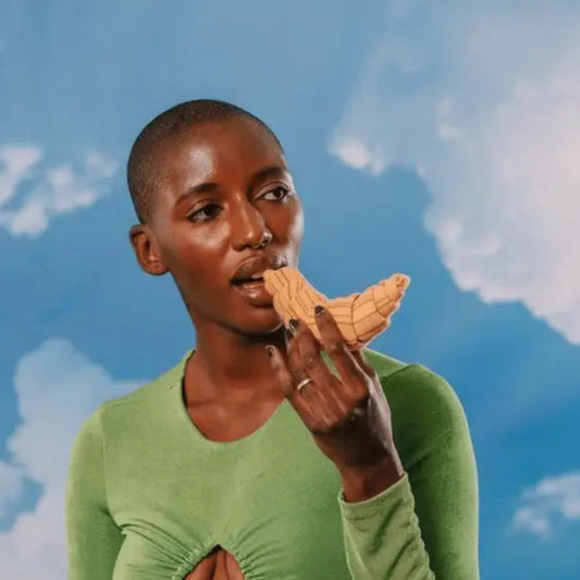 Person mange un chaussettes croissant au design réaliste, clin d’œil gourmand
