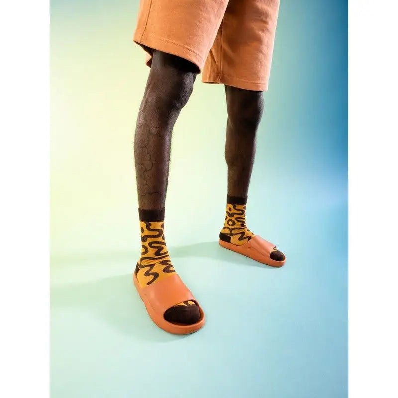 Chaussons orange avec bouts noirs et chaussettes inspirées pâtisserie française