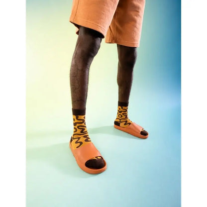 Chaussons orange avec bouts noirs et chaussettes inspirées pâtisserie française