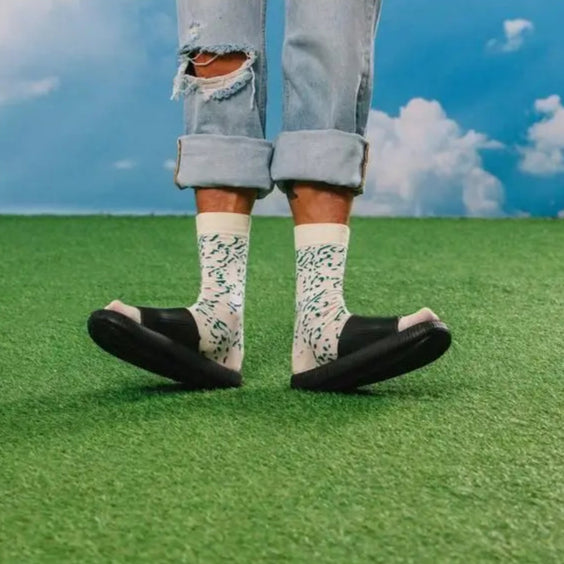 Personne en jeans déchirés, chaussettes fromage bleu, clin d’œil subtil style cool