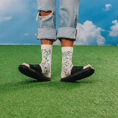 Personne en jeans déchirés, chaussettes fromage bleu, clin d’œil subtil style cool