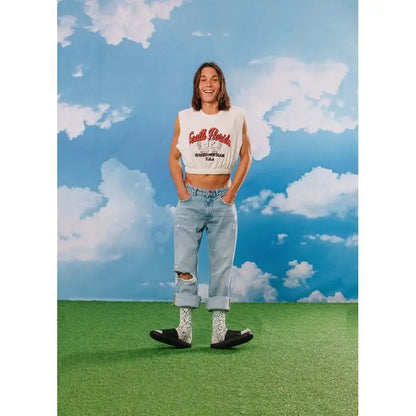Personne en cropped tank, jeans déchirés, chaussettes Chausettes fromage bleu motif, slides noires pour cadeau original et confort optimal