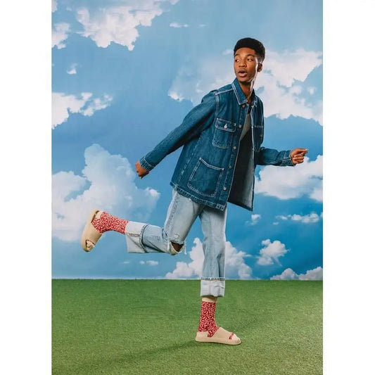 Chaussettes Suprem Salami rouges à motifs avec sandales beige, mode décalée et confort optimal