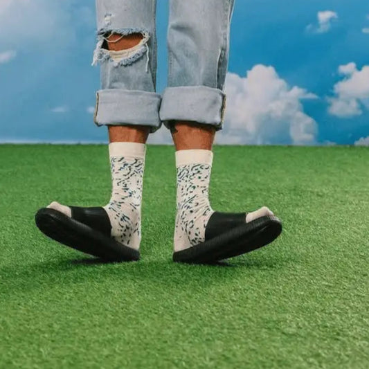 Chaussettes blue cheese fantaisie confort optimal avec jeans déchirés et sandales noires