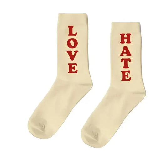 Chaussettes love hate crème avec lettres rouges love et hate, design original fun