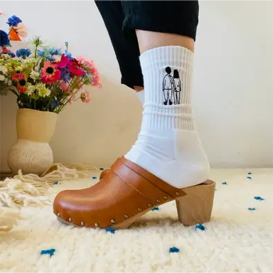 Chaussettes naked couple avec broderie signature humoristique sur pied en sabot cuir