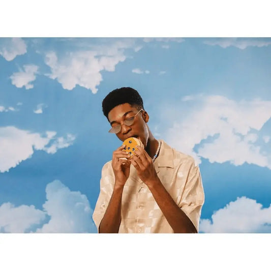 Personne stylée en chaussettes pancakes mangeant un cookie sandwich bleu, idée cadeau originale