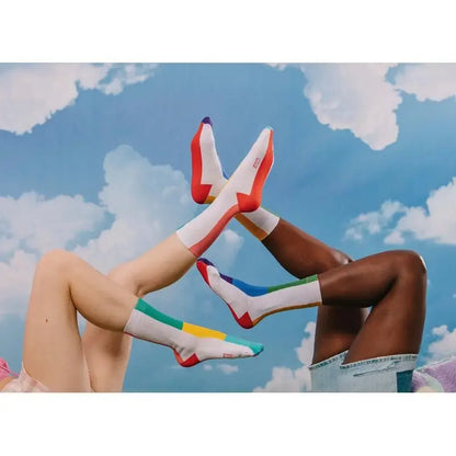 Chaussettes arc-en-ciel aux couleurs éclatantes sur plusieurs jambes