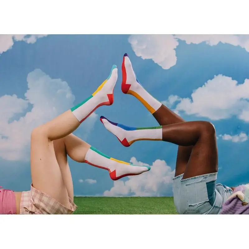 Quatre jambes en chaussettes arc-en-ciel aux couleurs éclatantes