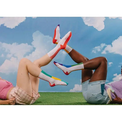 Deux paires de jambes en chaussettes arc-en-ciel aux couleurs éclatantes