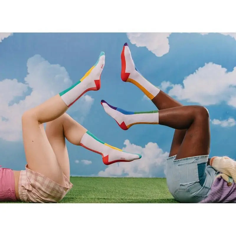 Chaussettes arc-en-ciel aux couleurs éclatantes, paire de jambes en chaussettes rayées