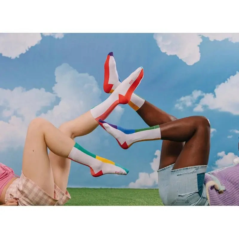 Trois paires de chaussettes arc-en-ciel blanches aux couleurs éclatantes