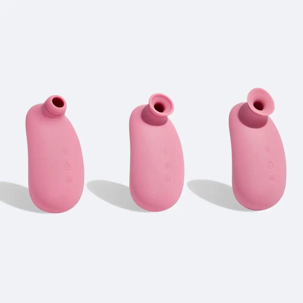 Trois bouteilles d’eau chaudes roses avec différents embouts pour niveaux d’aspiration chi air suction