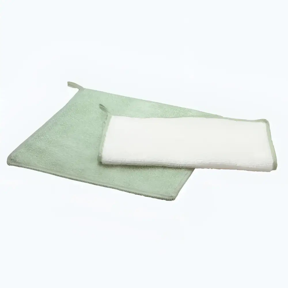 Deux serviettes microfibre vert clair et blanc, finies, plus responsable pour l’écologie
