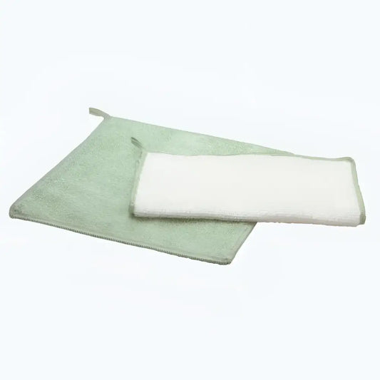 Deux serviettes microfibre vert clair et blanc, finies, plus responsable pour l’écologie