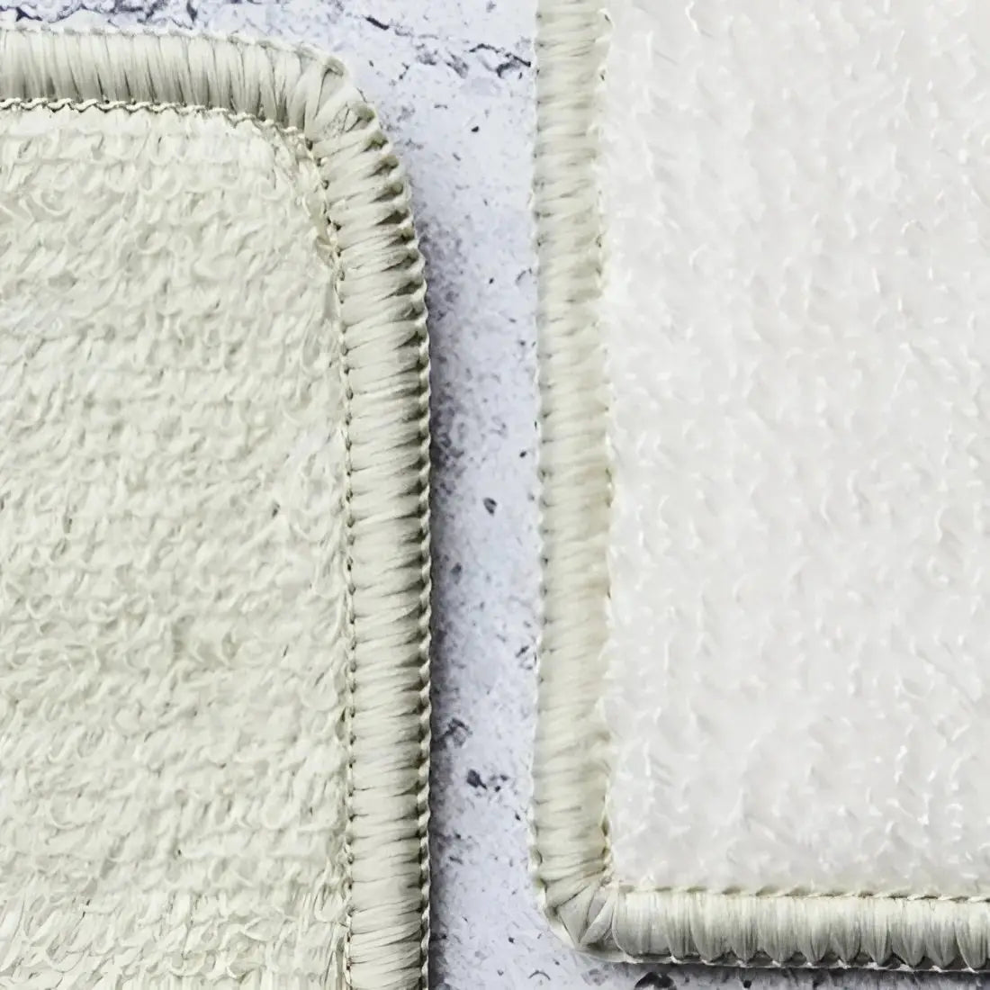 Gros plan sur 2 chiffons microfibre blancs à bords finis, solution plus responsable