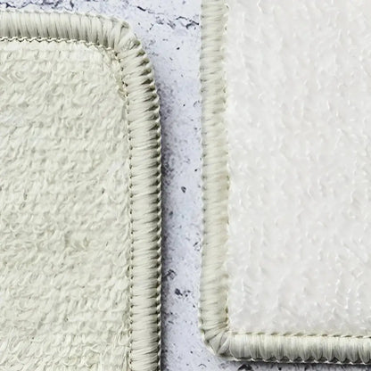 Gros plan sur 2 chiffons microfibre blancs à bords finis, solution plus responsable