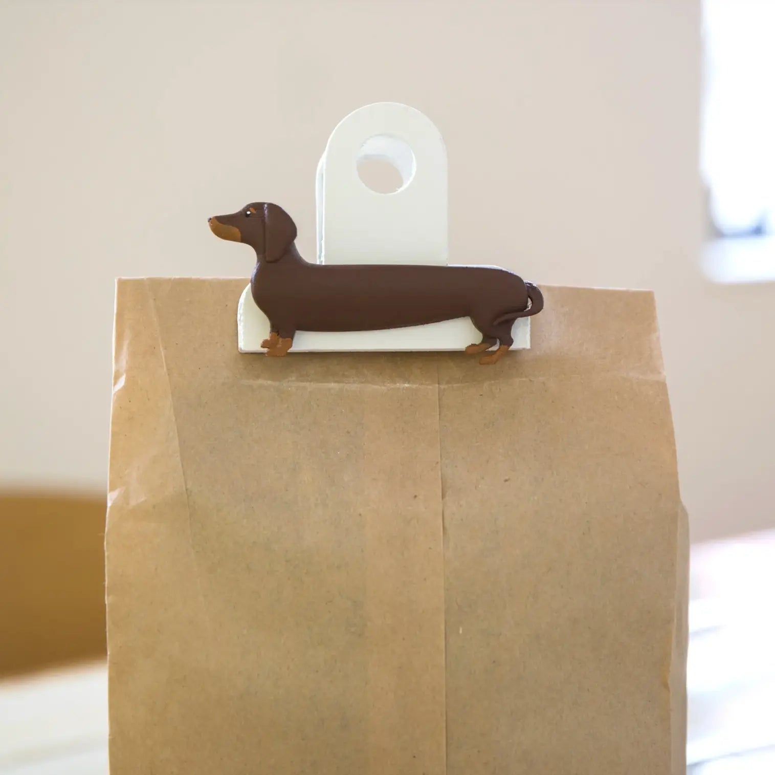 Clip sac chien teckel brun en forme de teckel avec base blanche, idée cadeau fun