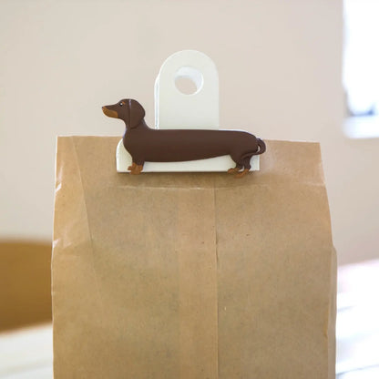 Clip sac chien teckel brun en forme de teckel avec base blanche, idée cadeau fun