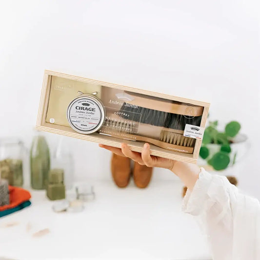 Coffret d’entretien avec cire d’abeille, brosse à reluire et produits pour chaussures