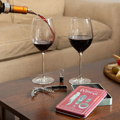 Vin rouge versé dans un verre, coffret d’accessoires pour le vin design soigné
