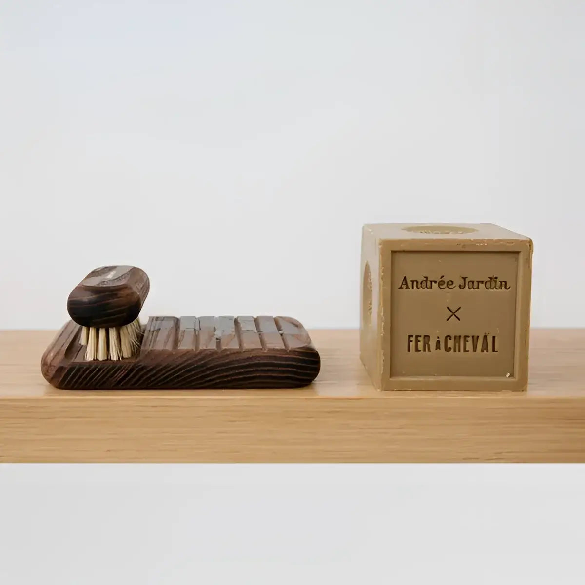 Brosse à récurer en bois noble avec porte-savon pur, coffret artisanal Andrée Jardin x Fer de Cheval