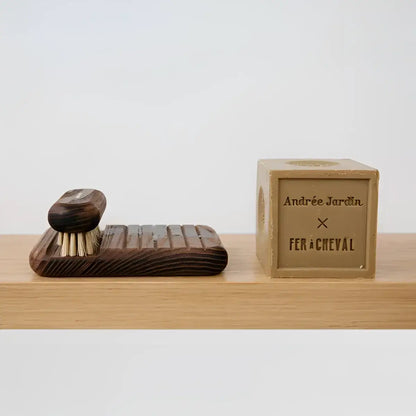 Brosse à récurer en bois noble avec porte-savon pur, coffret artisanal Andrée Jardin x Fer de Cheval
