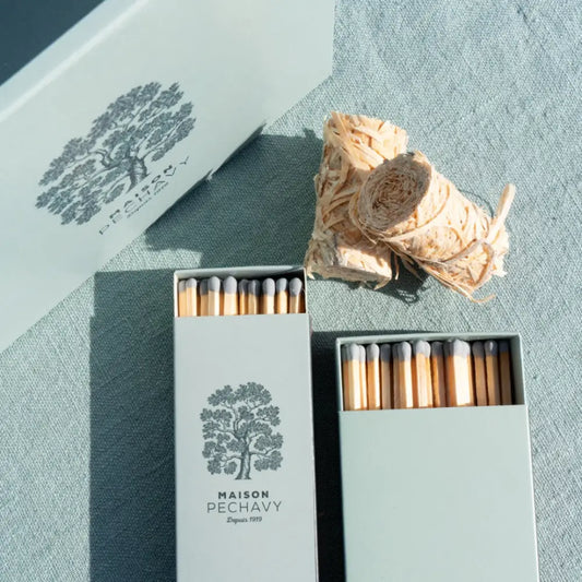 Coffret original allume feu avec boîtes d’allumettes longues et branche sèche