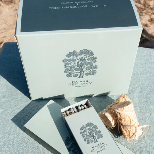 Coffret original allume feu avec arbre design, ouvert pour voir les allumettes inside