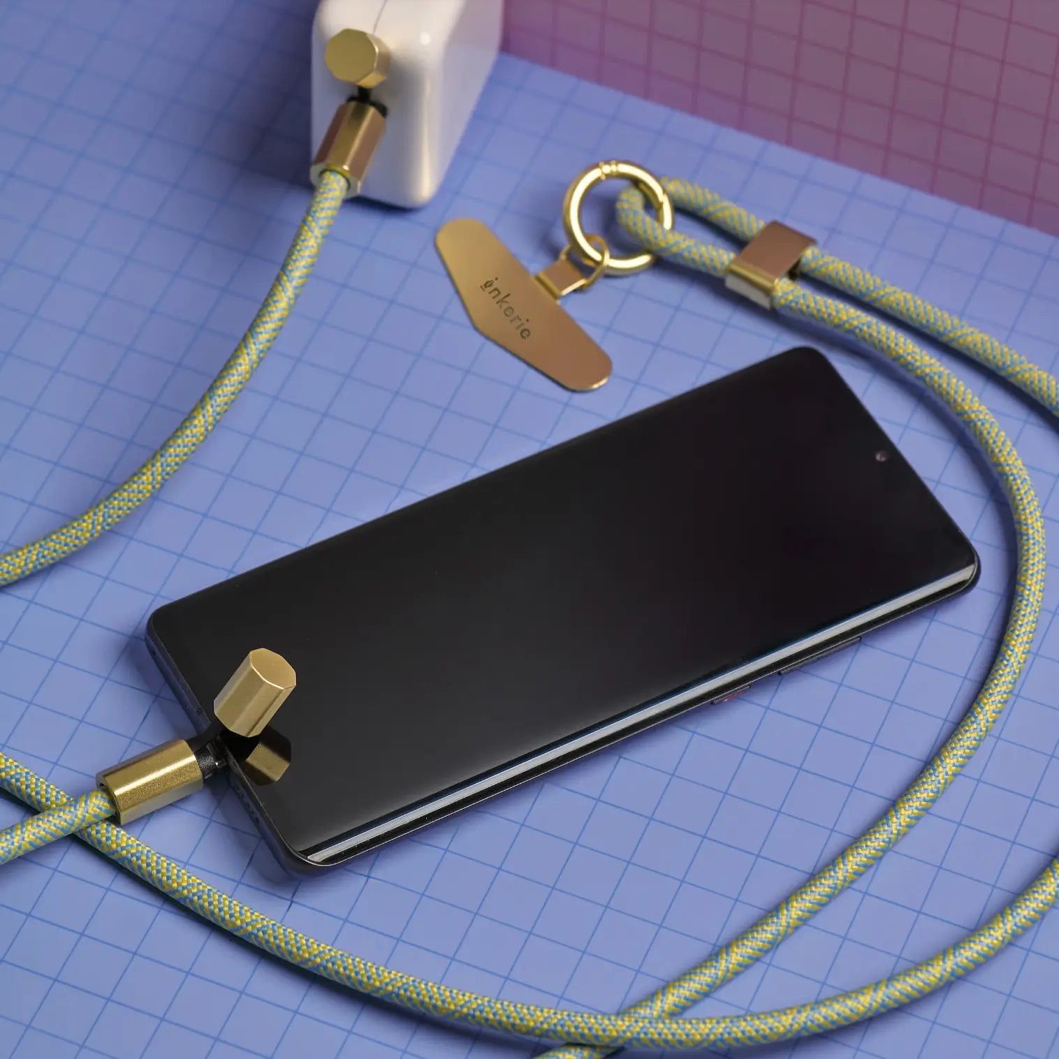 Téléphone bleu mains libres avec chargeur organisation moderne