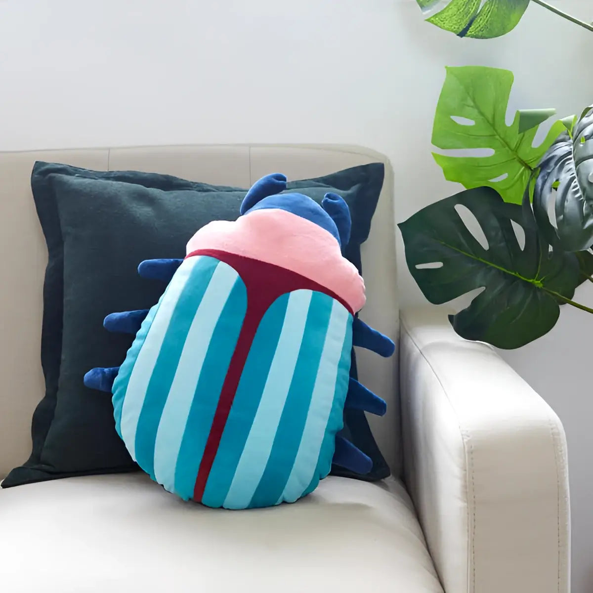 Coussin scarabée rose en peluche à rayures teal et bleu clair