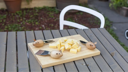 Planche à fromage en bois avec couteaux à fromage en forme de souris