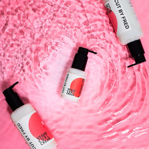 Trois flacons de crème coiffante naturelle vegan pour boucles