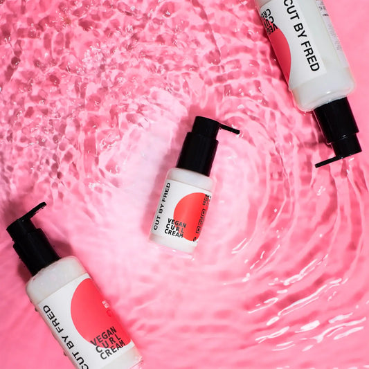 Trois flacons de crème coiffante naturelle vegan pour boucles