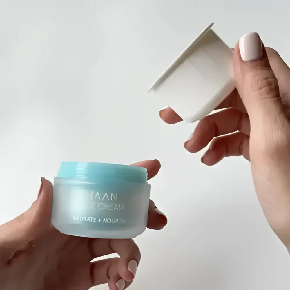 Crème hydratante visage peau normale à mixte dans un pot en verre givré